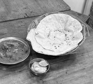 Chicken Kolhapuri Gravy & Bhakri/Chapati