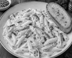 Alfredo Veg Pasta With Garlic Bread