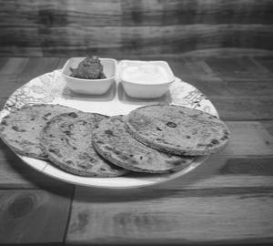 Methi masala bhakri with curd