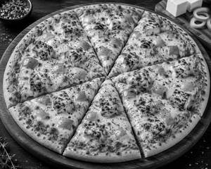 Paneer tikka pizza