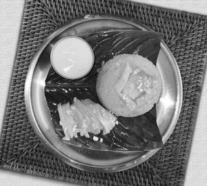 Sweet sticky rice with fresh cream and fruits