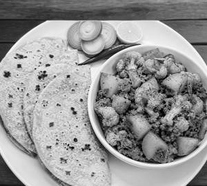 Aloo Gobhi With Roti
