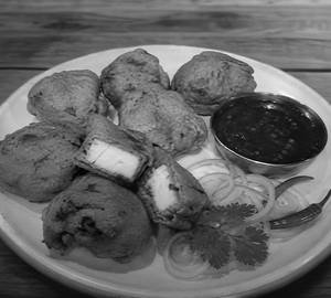 Paneer pakoda with sauce [250 gram]