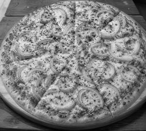 Onion pizza with pepsi