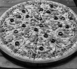 Fresh veggie pizza with pepsi