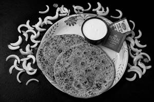 2 Butter Onion Paratha & Dahi [100 ml]