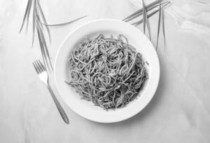 Veg Hakka Noodles [300 Grams]