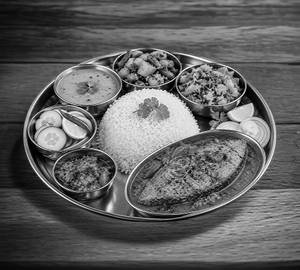 Fish Thali (Fish ,Rice ,Dal 3-4 Type Of Sabji Salad ,Aachar Padad And More)