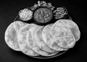 Punjabi Chole [500 Ml] With 6 Bhature And Salad