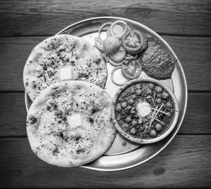 Amritsari Butter Chole Khulche