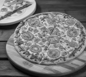 Tomato pizza with pepsi