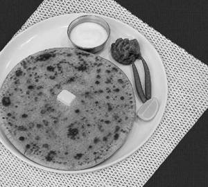 Aloo Paratha With Curd And Pickle