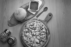 Paneer Makhni Pizza Large + 2 Veg Grilled Wraps+2 Ltr Coke