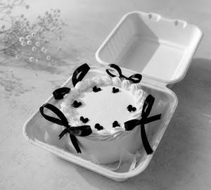Vanilla flavoured bow with heart's Bento Cake [200 gm ]