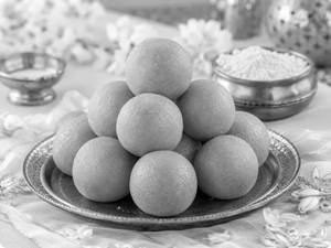 Besan Laddu Plain Ghee (900 Grams)