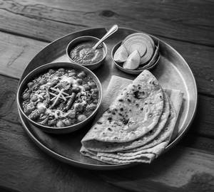 Amritsari Chhole Thali[2 pc roti]