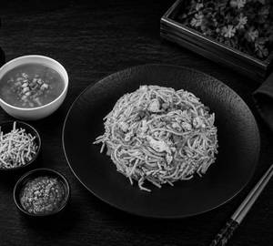 Chi triple hakka noodles