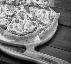 Onion cheese pizza
