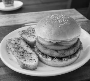 Aalu Tikki Burger With 2 Pcs Garlic Bread