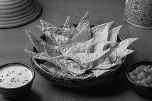 Nachos With Cheese And Salsa Dip
