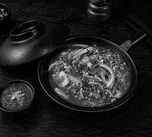 Veg Pot Hakka Noodles