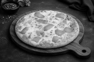 Cheesy onion pizza
