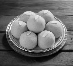 Besan ladoo