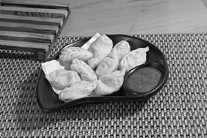 Veg Steamed Momos [10 Pieces]