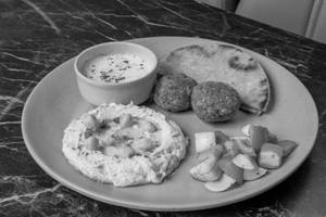 Falafal Hummus