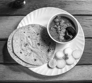 Tasty chicken curry with 4 rotis