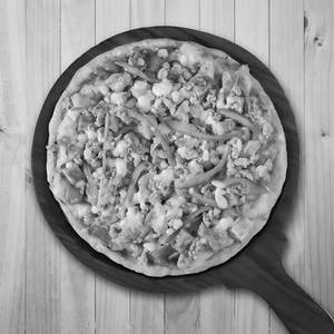 Spicy schezwan chicken pizza