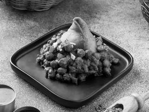 Samosa With Chole