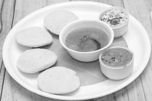 Idli [4 Pieces] with Sambhar