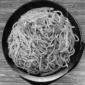 Garlic hakka noodles  [chicken]