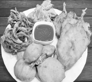 Mix Pakoda 1 Plate (12 Pc)