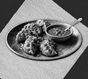 Chicken tikka momos 5 pieces with spicy chatney