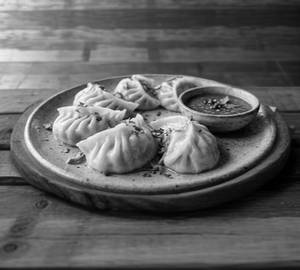 Veg momos 5 pieces with spicy chatney
