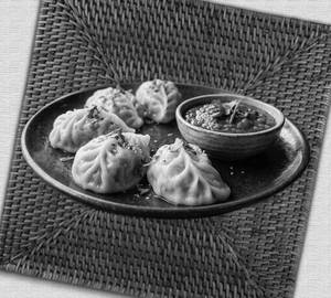 Chicken momos 5 pieces with Schezwan chatini