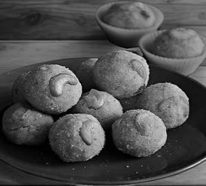 Home Made Rava Laddu