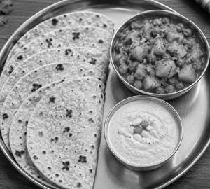 5 Piece Tawa Roti With Peanuts Chutney And Aloo Matar