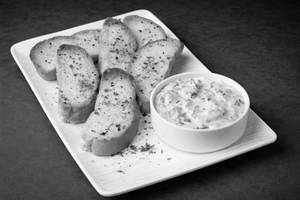 Spinach Artichop Dip With Garlic Bread