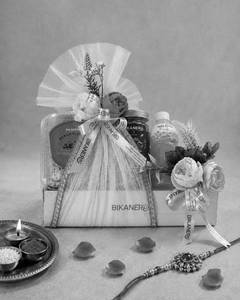 B1580e (Ch17) Assorted Hamper