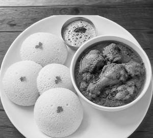 4 Idli With Chicken Curry