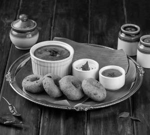 4 Vada With Sambhar