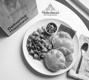 6 Pcs Puri With Aloo Ki Sabzi