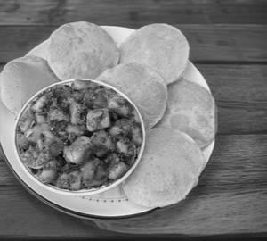Tadkan Aloo With Poori [5 Pieces]