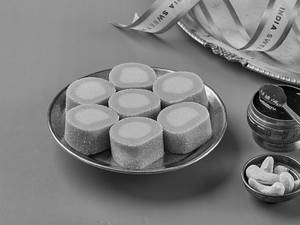 Kaju Strawbery Roll