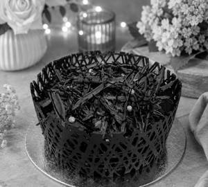 Crackle Chocolate Cake