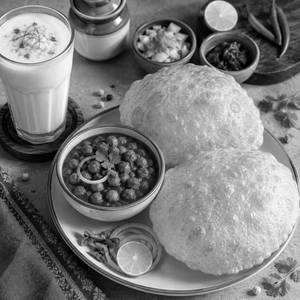 Chole Bhature [2 pc] with Lassi