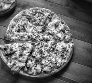 Classic chicken pizza